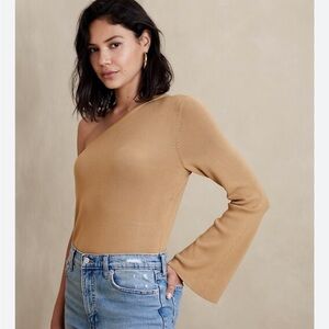 Banana Republic Off-Shoulder Sweater in Tan size small